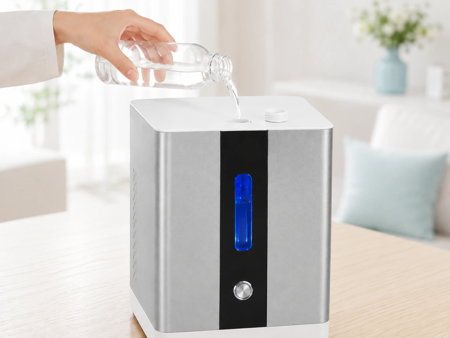 水素吸入プレミアム上部の給水口へ精製水を入れる様子